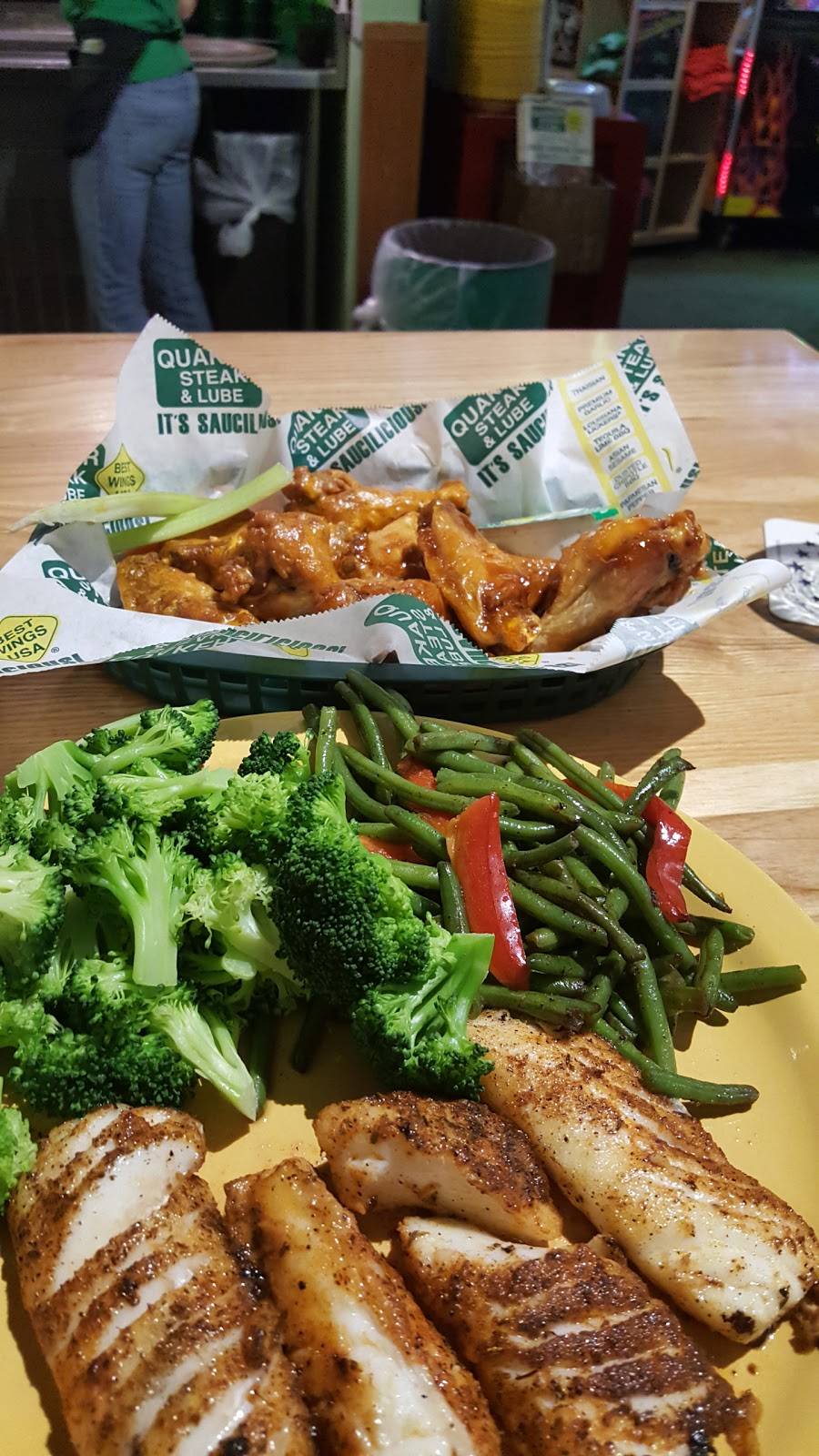 Quaker Steak & Lube | restaurant | 435 Boardman Poland Rd, Boardman, OH 44512, USA | 3307265823 OR +1 330-726-5823