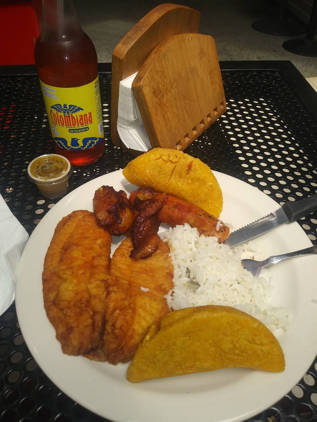 Antojitos Colombianos | restaurant | 704 Park St, Hartford, CT 06106, USA | 8602476449 OR +1 860-247-6449