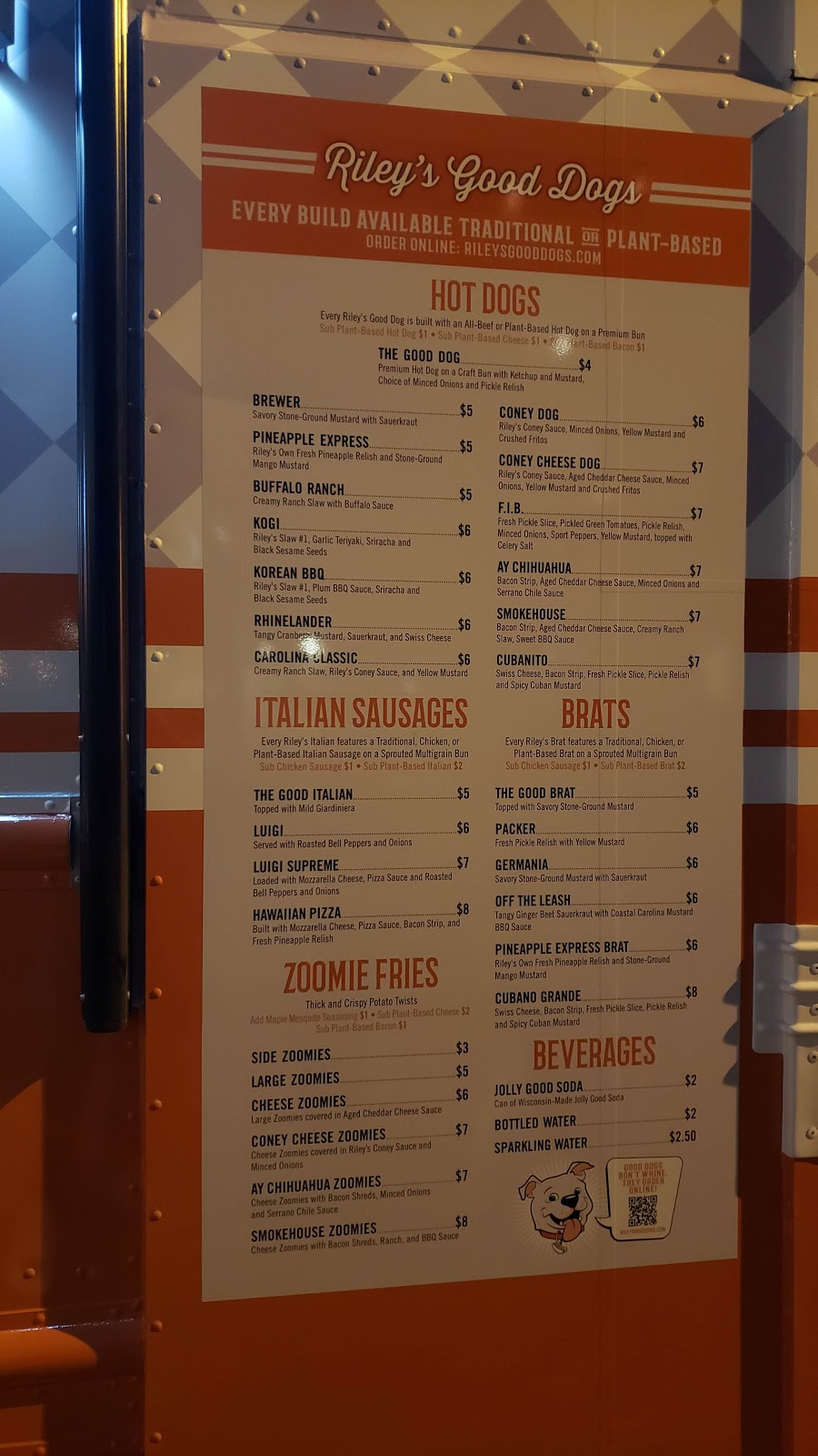 Rileys Good Dogs | restaurant | 1652 N Water St, Milwaukee, WI 53202, USA | 4145594644 OR +1 414-559-4644