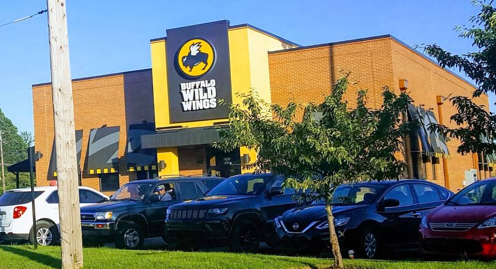 Buffalo Wild Wings | restaurant | 2747 E 62nd St, Indianapolis, IN 46220, USA | 3172572999 OR +1 317-257-2999