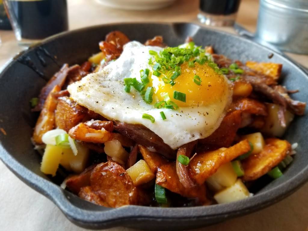 Restaurant Les Têtes de Cochon | restaurant | 15 Rue Maurice Aveline, Sainte-Adèle, QC J8B 2M8, Canada | 4507454047 OR +1 450-745-4047