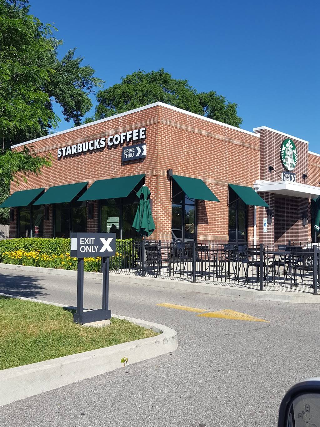 Starbucks | cafe | 18 Waukegan Rd, Lake Bluff, IL 60044, USA | 8472830592 OR +1 847-283-0592