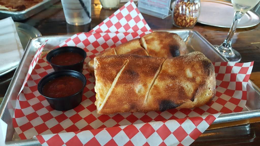 Toss Pizzeria & Pub | restaurant | 2901 S 1st St #102, Austin, TX 78704, USA | 5129531718 OR +1 512-953-1718