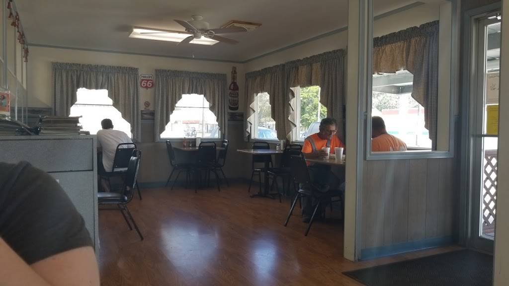 Johnnys Drive Inn | restaurant | 502 1st St, Gueydan, LA 70542, USA | 3375366251 OR +1 337-536-6251