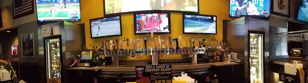 Buffalo Wild Wings | restaurant | 820 Commons Dr, Geneva, IL 60134, USA | 6302629464 OR +1 630-262-9464