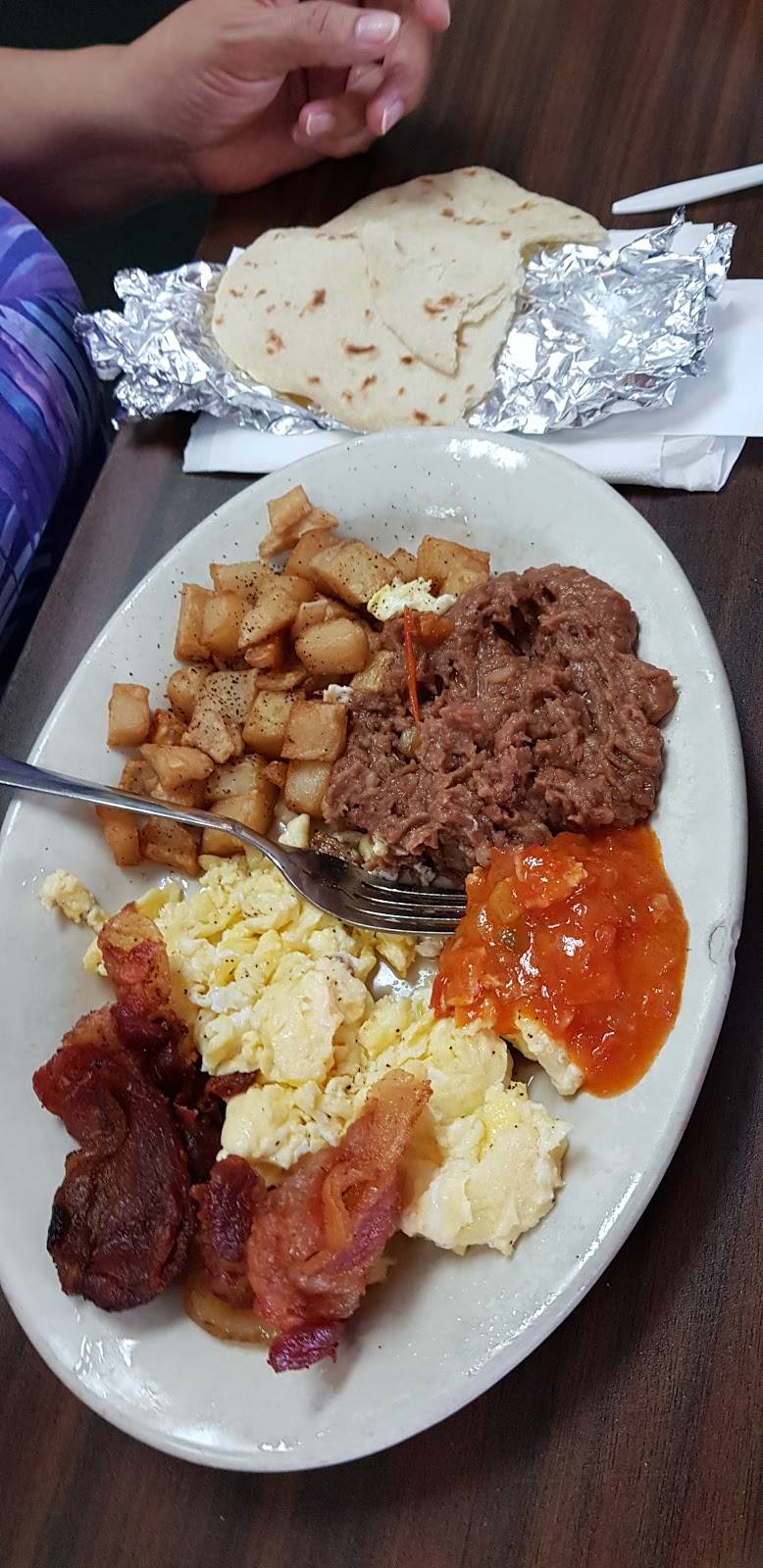 Yolis Tacos | restaurant | 4222 Kostoryz Rd, Corpus Christi, TX 78415, USA | 3612253353 OR +1 361-225-3353