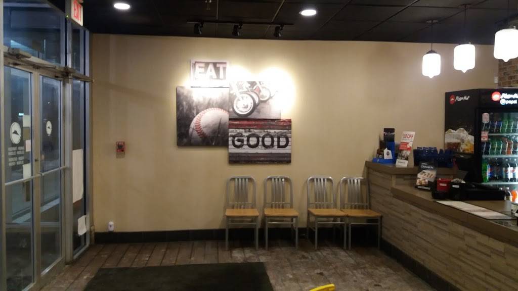 Pizza Hut | meal takeaway | 620 Lincoln Way, Ames, IA 50010, USA | 5152331000 OR +1 515-233-1000