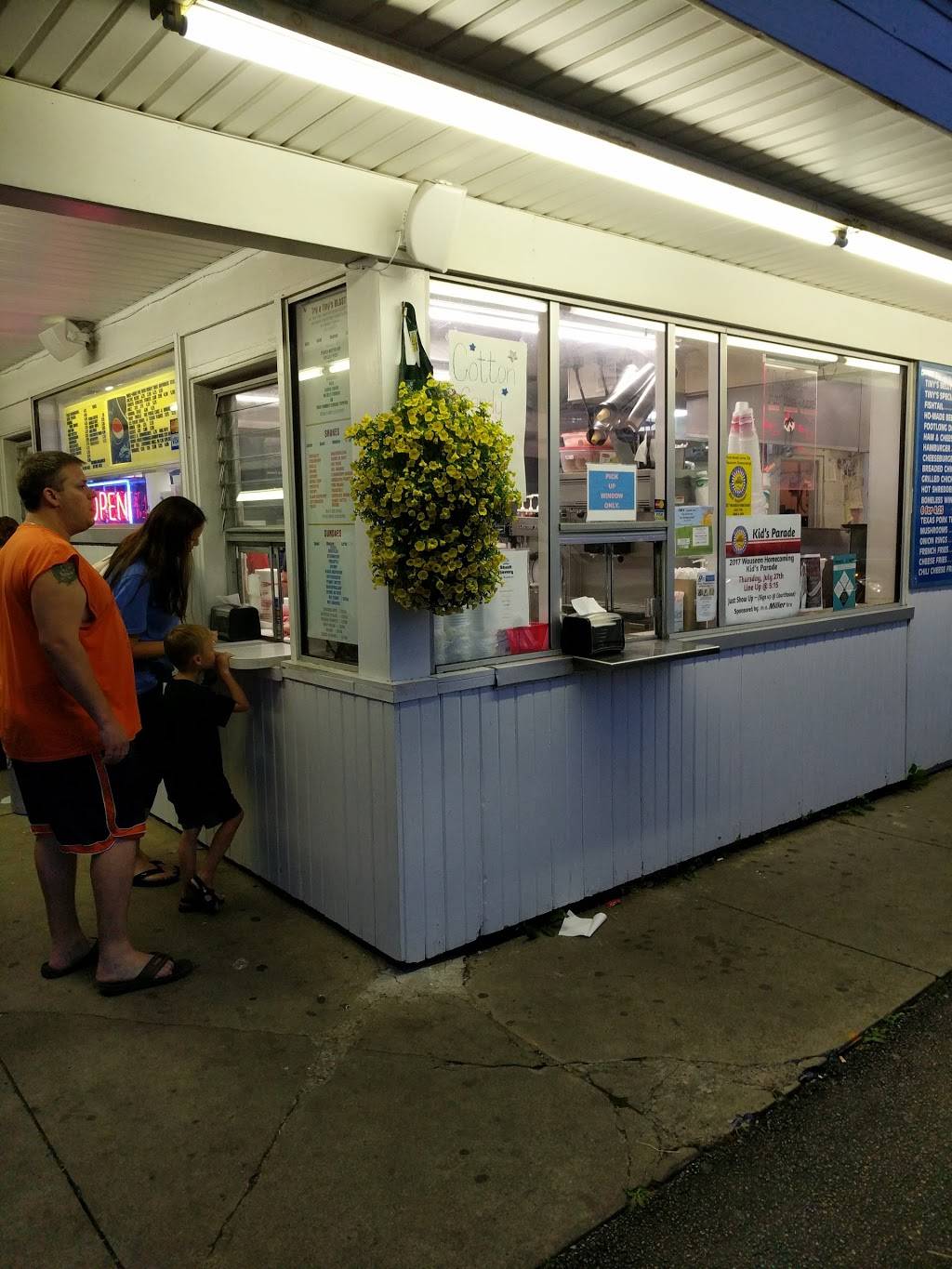 Tinys Dairy Barn | restaurant | 1051 N Shoop Ave, Wauseon, OH 43567, USA | 4193358762 OR +1 419-335-8762