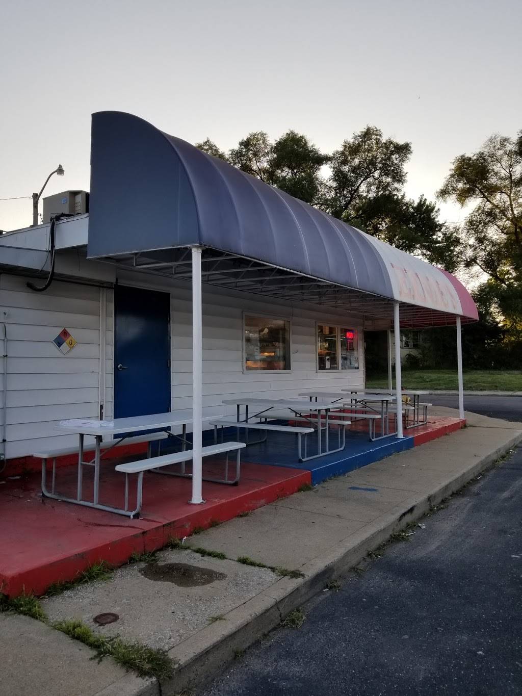 Ernie’s Dairy Dream | restaurant | 2600 SW Jefferson Ave, Peoria, IL 61605, USA | 3096730240 OR +1 309-673-0240