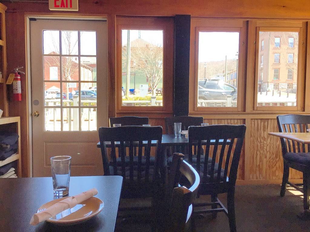 Lisa’s Crown & Hammer Restaurant & Pub | restaurant | 3 Depot Street, Collinsville, CT 06019, USA | 8606939199 OR +1 860-693-9199