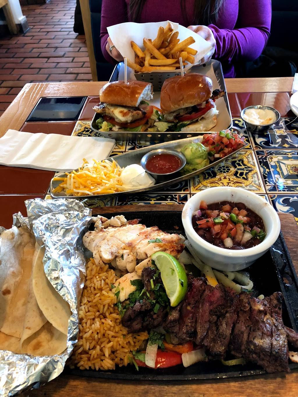 Chilis Grill & Bar | meal takeaway | 640 E Rand Rd, Arlington Heights, IL 60004, USA | 8478188171 OR +1 847-818-8171