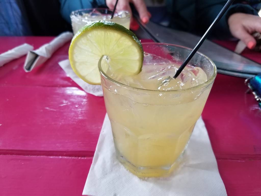 The Beach House Bar & Grill | restaurant | 124 Girod St, Mandeville, LA 70448, USA | 9856249331 OR +1 985-624-9331