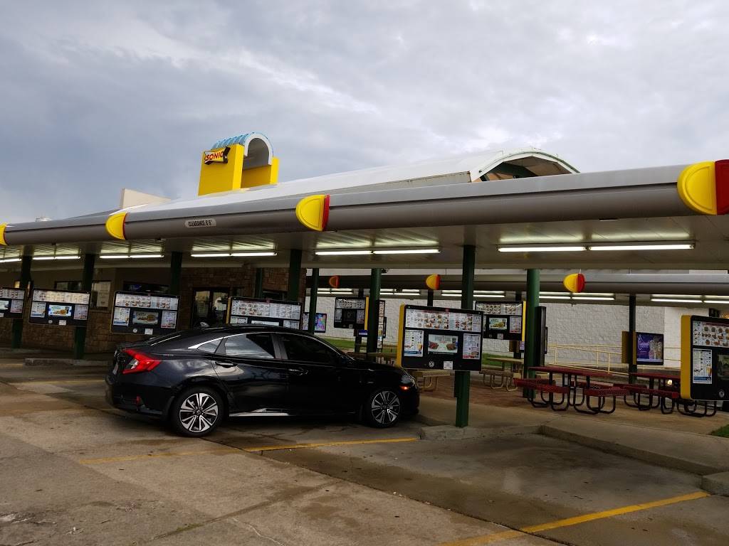 Sonic Drive-In | restaurant | 5501 S Cooper St, Arlington, TX 76017, USA | 8174689077 OR +1 817-468-9077