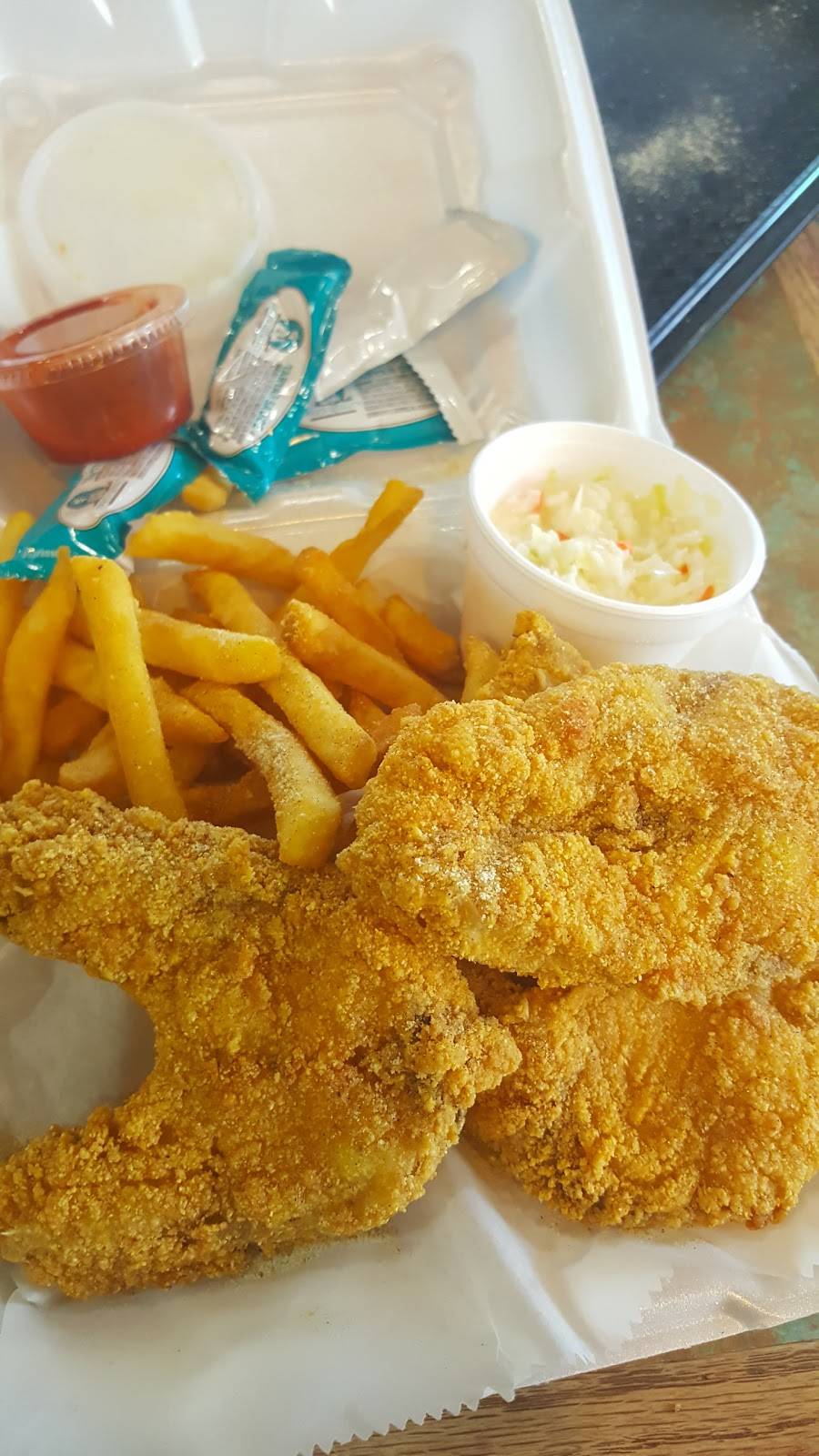 Sharks Fish & Chicken | restaurant | 1352 E Shelby Dr, Memphis, TN 38116, USA | 9013450101 OR +1 901-345-0101