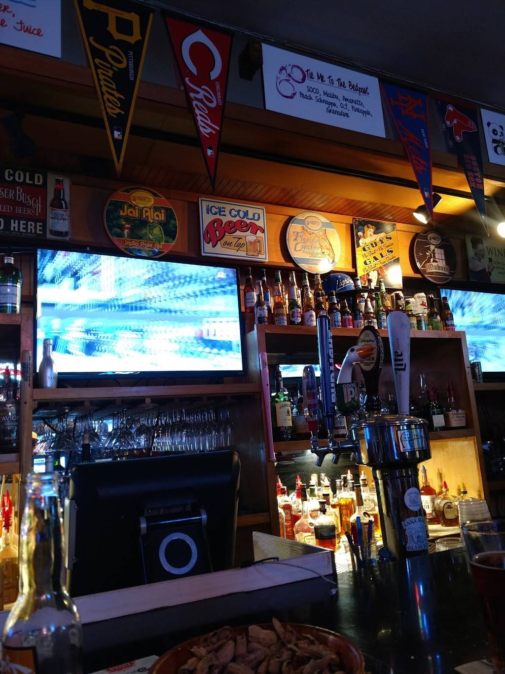 D Coy Ducks Bar & Grille | restaurant | 5410 Marina Dr, Holmes Beach, FL 34217, USA | 9417785888 OR +1 941-778-5888