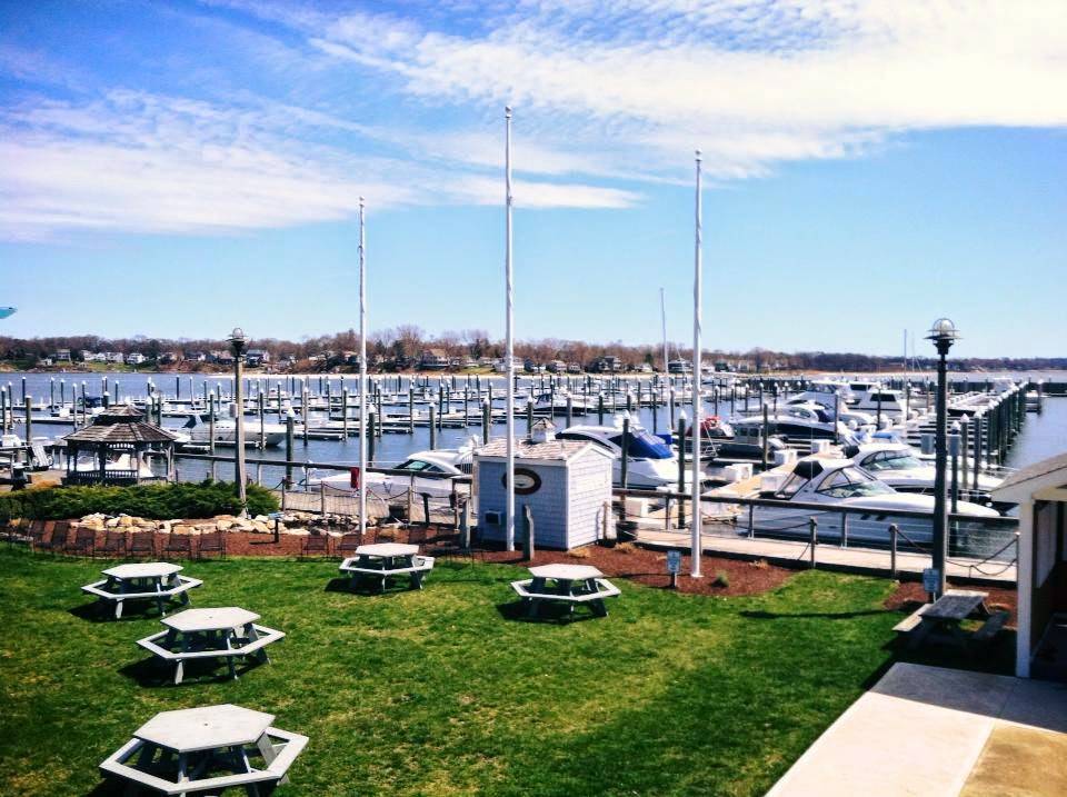 Chelos Hometown Bar and Grille | restaurant | 1 Masthead Dr, Warwick, RI 02886, USA | 4018843000 OR +1 401-884-3000