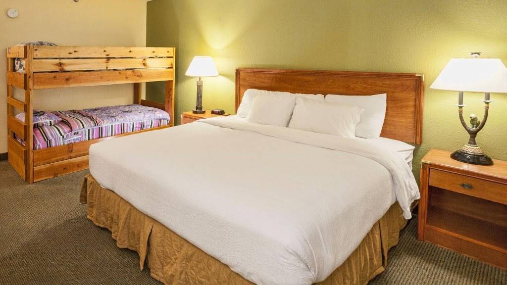 Edgewater Hotel and Waterpark | restaurant | 2400 London Rd, Duluth, MN 55812, USA | 2187283601 OR +1 218-728-3601