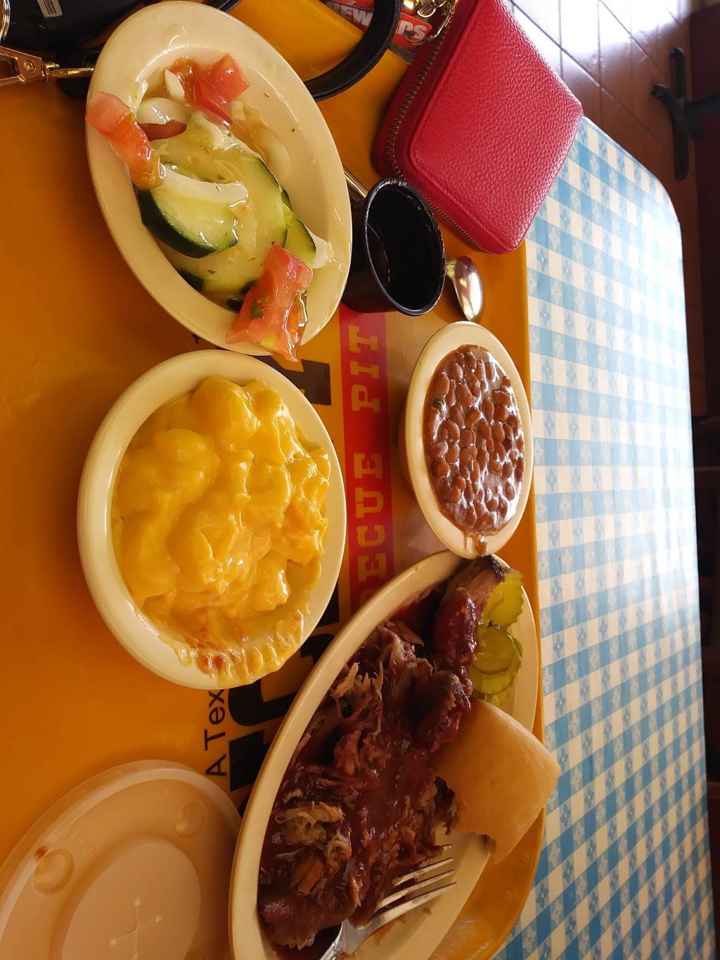 Dickeys Barbecue Pit | restaurant | 3254 Irving Blvd, Dallas, TX 75247, USA | 2146385123 OR +1 214-638-5123