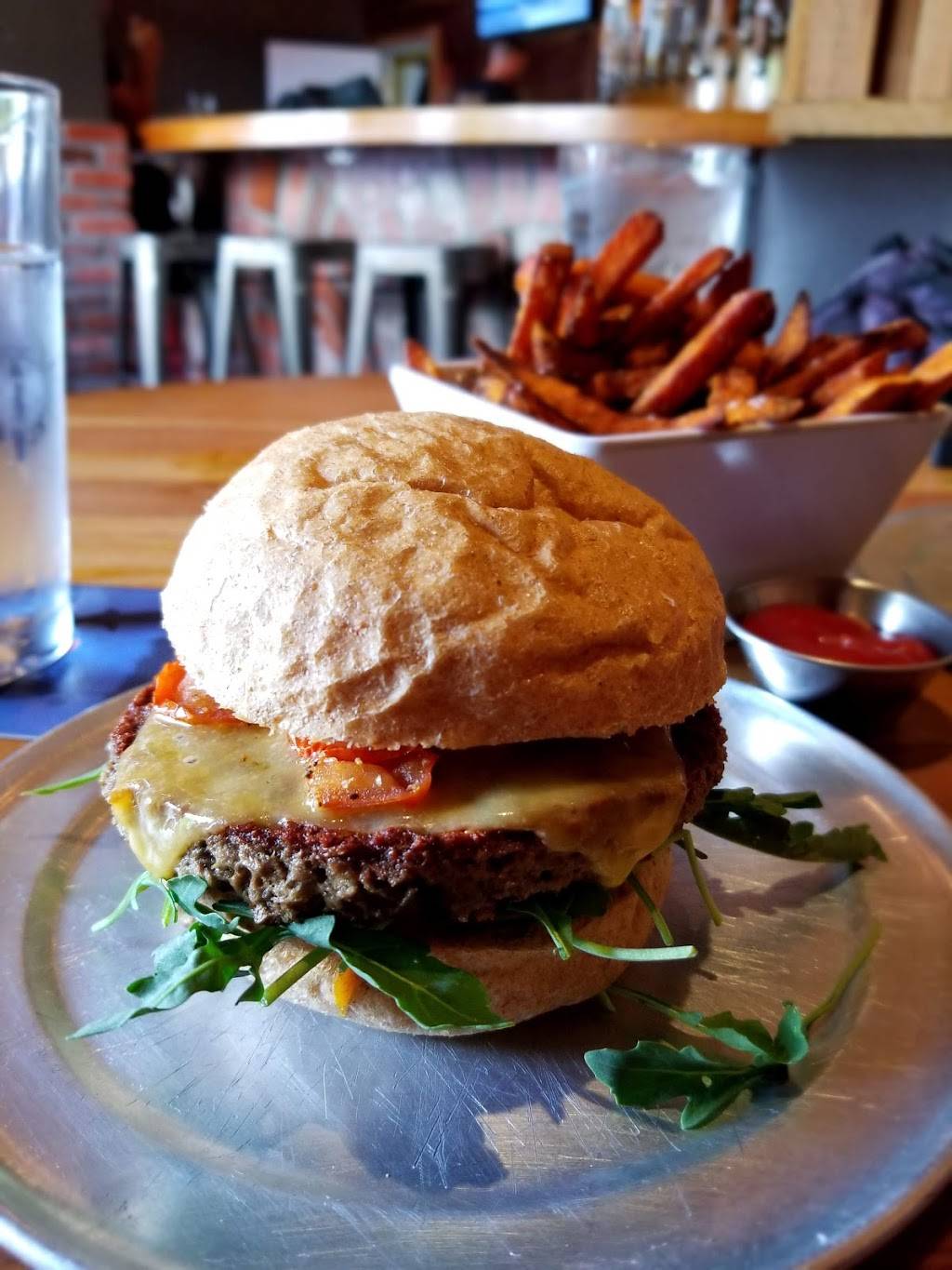 Stout Burgers and Beers | restaurant | 111 Santa Monica Blvd, Santa Monica, CA 90401, USA | 3102608679 OR +1 310-260-8679