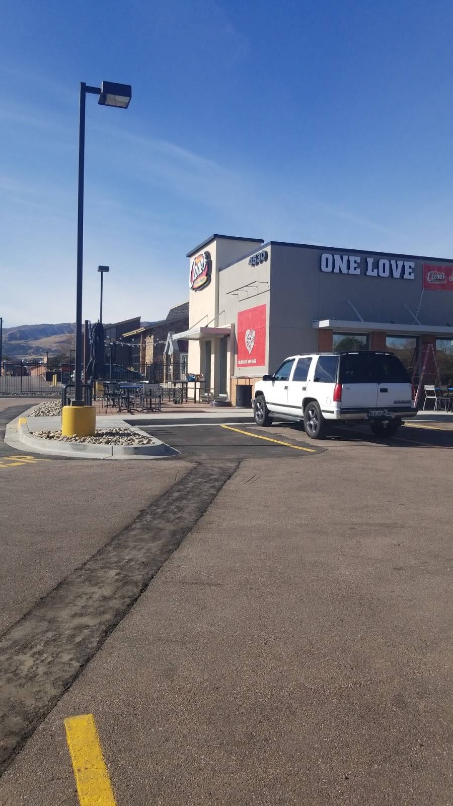 Raising Canes | meal takeaway | 4530 Hilton Pkwy, Colorado Springs, CO 80907, USA | 7195484404 OR +1 719-548-4404