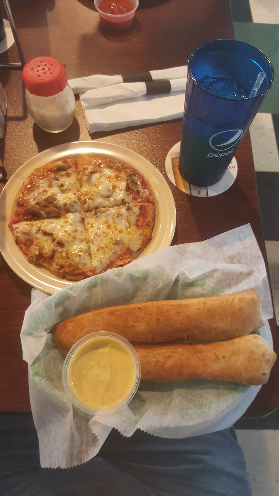 Twiggy’s One Headlight Pub | restaurant | 8567 Wabash Ave, Terre Haute, IN 47803, USA | 8128776776 OR +1 812-877-6776