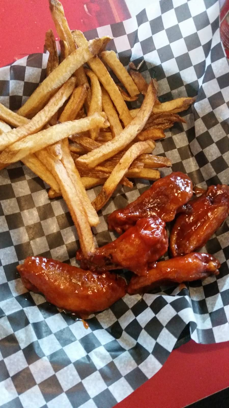 Wickies Pub And Restaurant | restaurant | 274 Burton Ave, Barrie, ON L4N 4C7, Canada | 7057250630 OR +1 705-725-0630