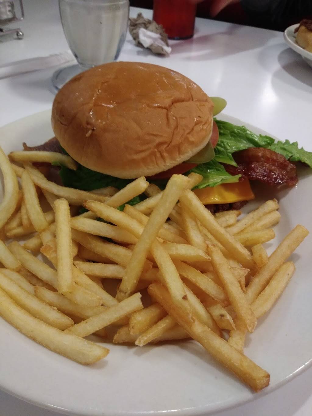 Steak n Shake | restaurant | 831 Clepper Ln, Cincinnati, OH 45245, USA | 5139430990 OR +1 513-943-0990