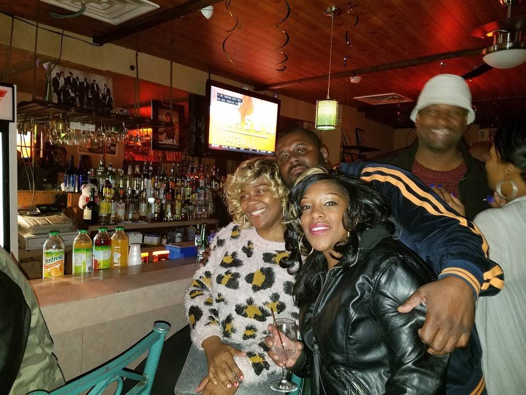 Walts Devils Isle | restaurant | 2100 W Hunting Park Ave, Philadelphia, PA 19140, USA | 2152263199 OR +1 215-226-3199