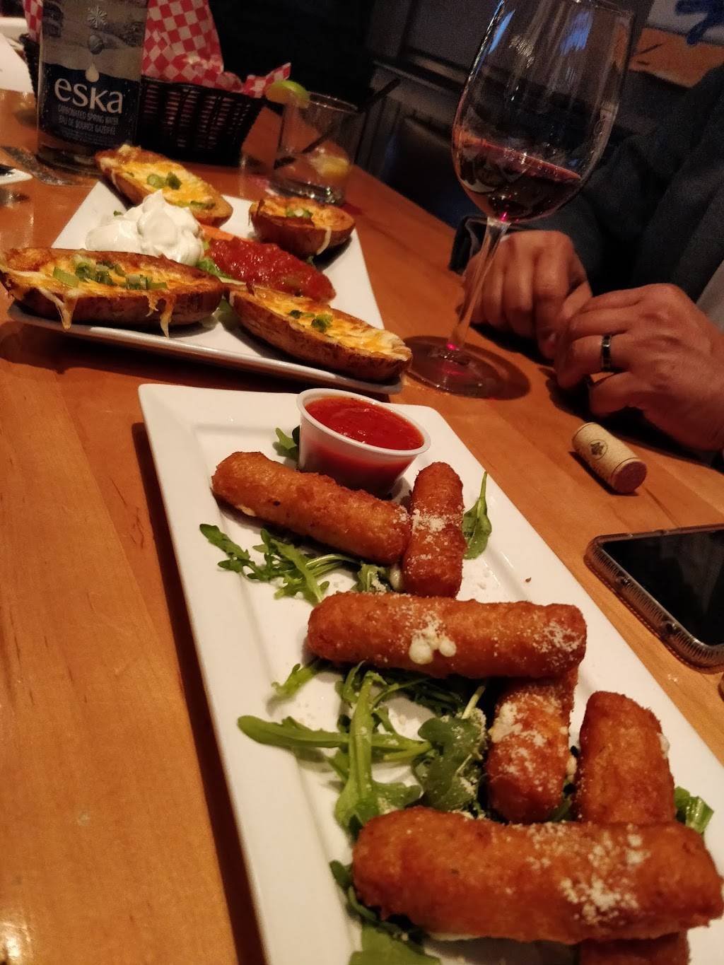 Erin Mills Pump & Patio | restaurant | 1900 Dundas St W, Mississauga, ON L5K 1P9, Canada | 9059167867 OR +1 905-916-7867