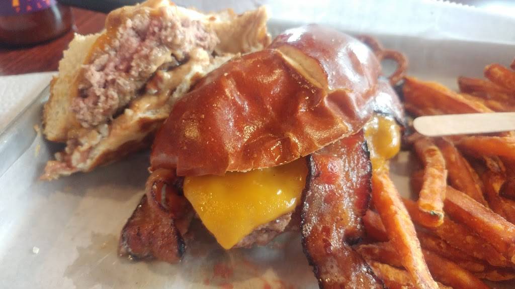 Grabs Burger Bar | restaurant | 2324 18th St, Kenosha, WI 53140, USA | 2627640848 OR +1 262-764-0848