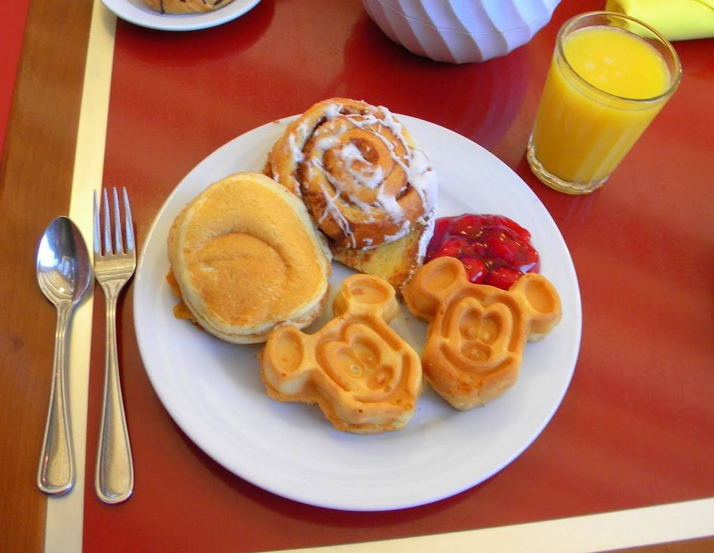 Chef Mickeys | restaurant | 4600 World Dr, Orlando, FL 32830, USA | 4079393463 OR +1 407-939-3463