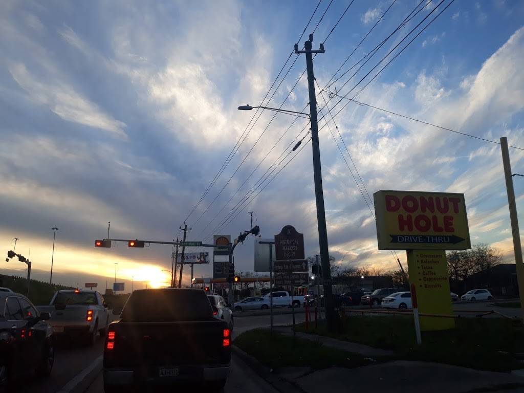 Donut Hole - East Pasadena Frwy | cafe | 1201 Red Bluff Rd, Pasadena, TX 77506, USA | 7134777570 OR +1 713-477-7570
