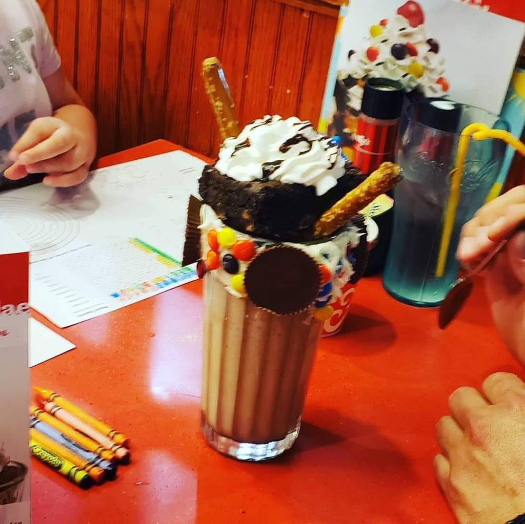 Friendlys | restaurant | 3125 Market St, Camp Hill, PA 17011, USA | 7179759611 OR +1 717-975-9611