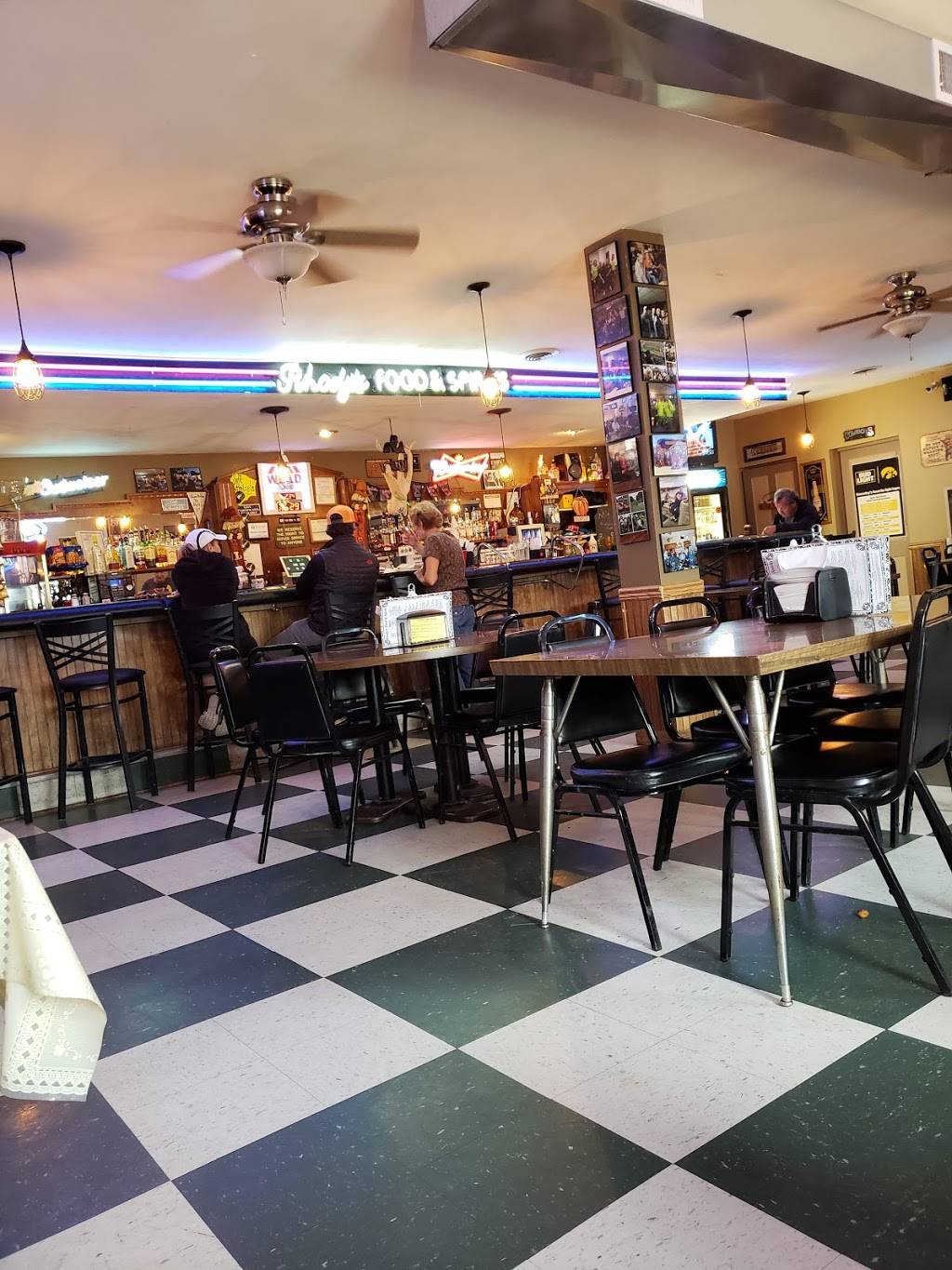 Rhodys Food & Spirits | restaurant | 14167 Old Hwy Rd, Dubuque, IA 52002, USA | 5635851500 OR +1 563-585-1500