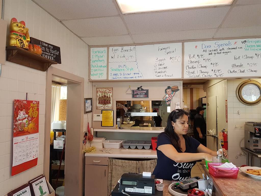 Dora Cafe | restaurant | 3201 N Hwy 19A, Mt Dora, FL 32757, USA | 3523832323 OR +1 352-383-2323