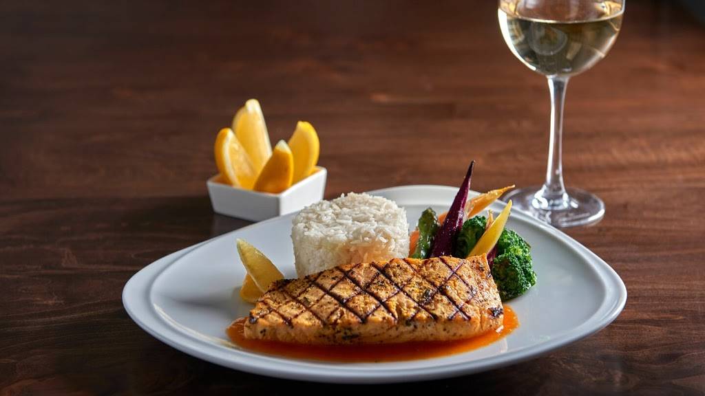 Moments Restaurant & Lounge | restaurant | 6257 Airport Rd, Mississauga, ON L4V 1E4, Canada | 9056781401 OR +1 905-678-1401