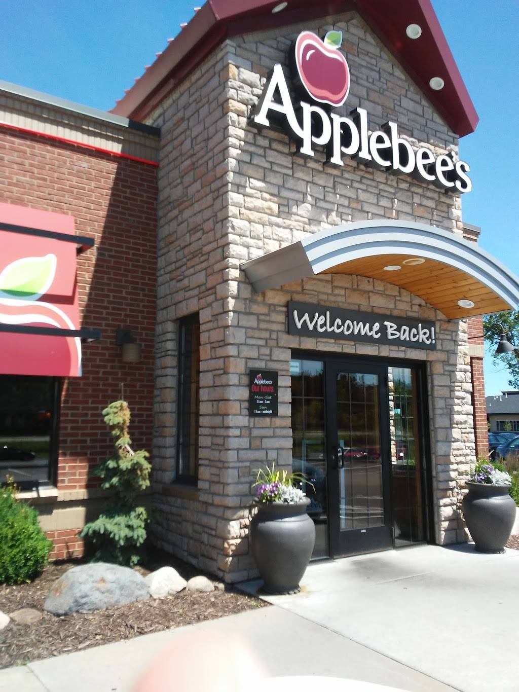 Applebees Grill + Bar | restaurant | 1893 W, MN-36, Roseville, MN 55113, USA | 6516970648 OR +1 651-697-0648