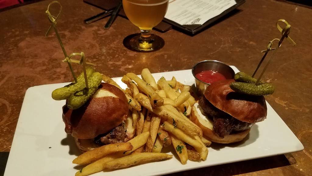 Old Town Pour House - Oak Brook | restaurant | 8 Oakbrook Center, Oak Brook, IL 60523, USA | 6306011440 OR +1 630-601-1440