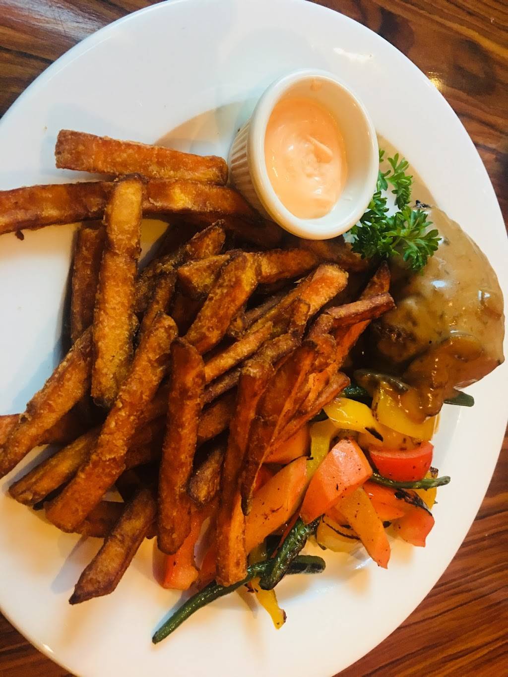 Madisons Restaurant & Bar | restaurant | 189 Lyon St N, Ottawa, ON K1R 5C1, Canada | 6136956262 OR +1 613-695-6262