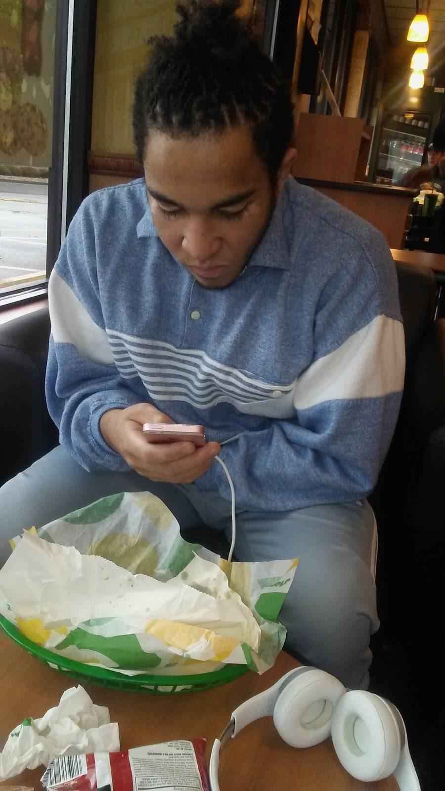 Subway | restaurant | 10 Village Dr, Leetsdale, PA 15056, USA | 4127491866 OR +1 412-749-1866