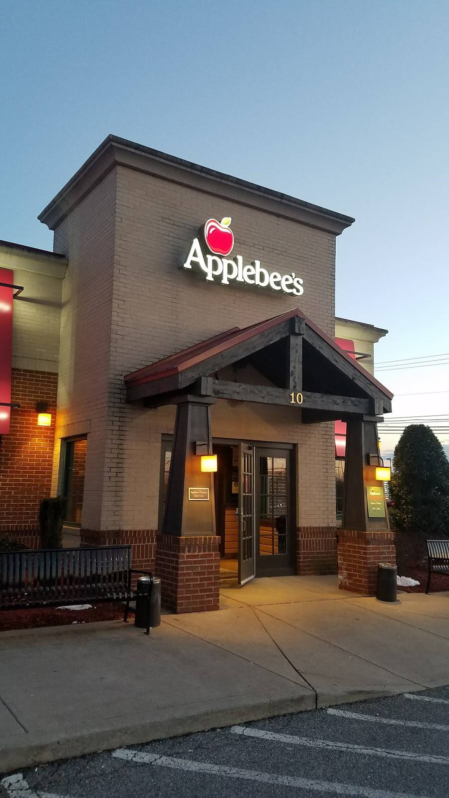 Applebees Grill + Bar | restaurant | 10 Shining Willow Way, La Plata, MD 20646, USA | 3015394945 OR +1 301-539-4945