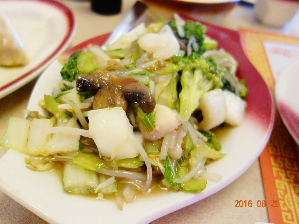 Golden Dragon Chinese Restaurant | restaurant | 2 South Rollins Rd, Fox Lake, IL 60020, USA | 8475876733 OR +1 847-587-6733