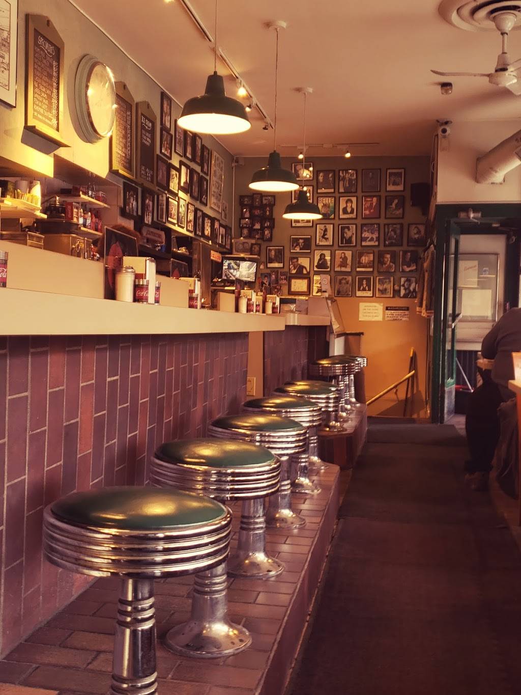 Avenue Diner | restaurant | 222 Davenport Rd, Toronto, ON M5R 1J6, Canada | 4169245191 OR +1 416-924-5191