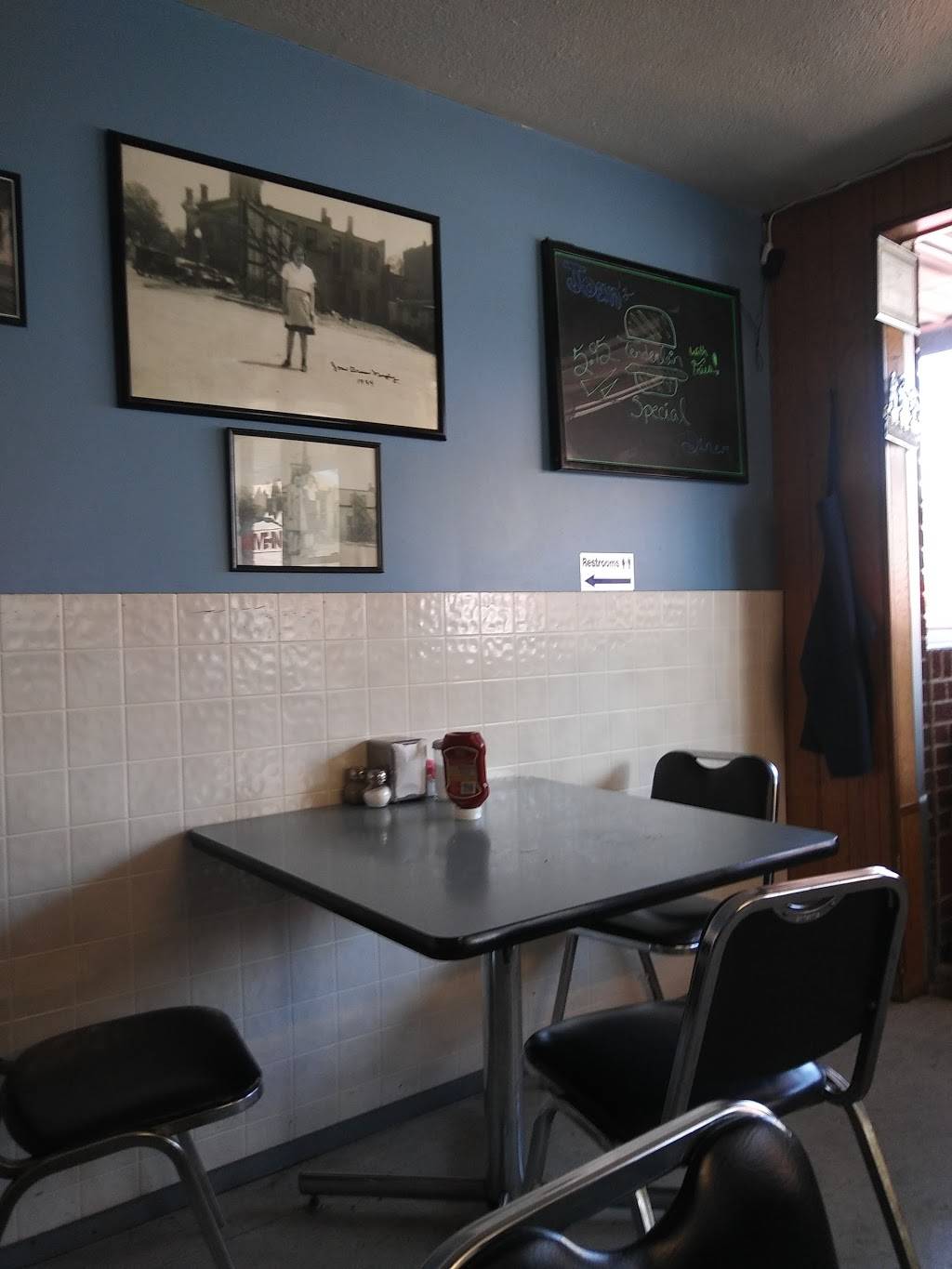 Joans Drive-In | restaurant | 164 Court St, Marshall, MO 65340, USA | 6608867771 OR +1 660-886-7771