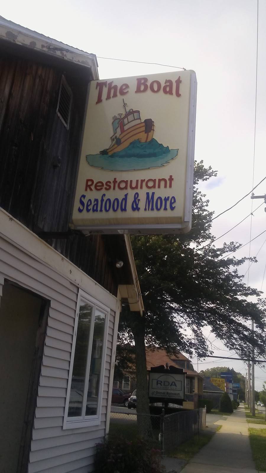 The Boat Restaurant Seafood & More | restaurant | 945 Ashley Blvd, New Bedford, MA 02745, USA | 5089982411 OR +1 508-998-2411