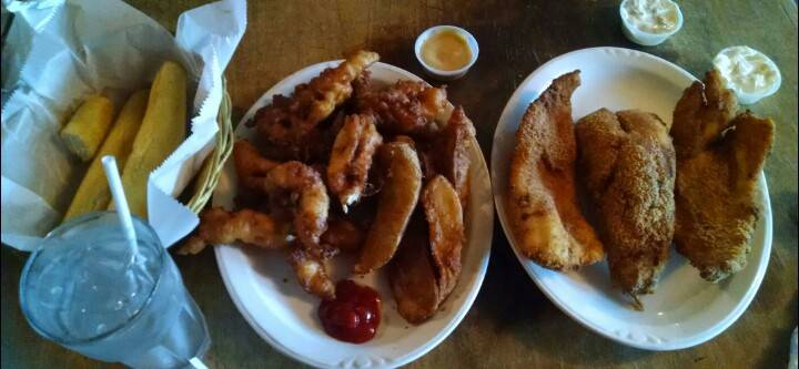 Wedges | restaurant | 2006 N County Road E, Janesville, WI 53548, USA | 6087571444 OR +1 608-757-1444