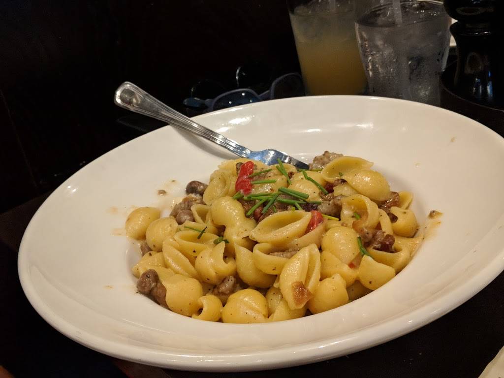 Maggianos Little Italy | restaurant | 7025 W 135th St, Overland Park, KS 66223, USA | 9138978020 OR +1 913-897-8020