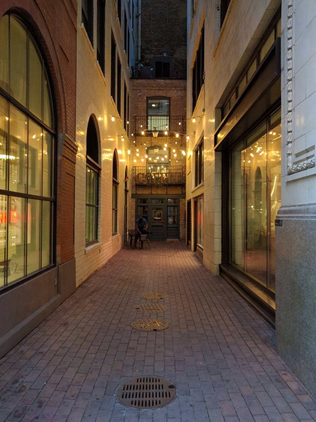 Subway Restaurants | restaurant | 236 S State St, Chicago, IL 60604, USA | 3125884100 OR +1 312-588-4100