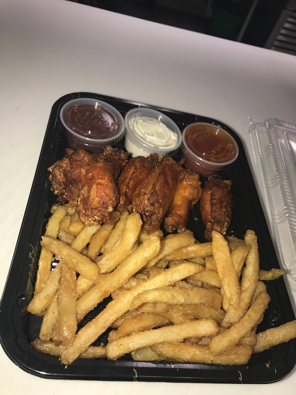 Hollywood Plates | restaurant | 14-42 Astoria Blvd, Astoria, NY 11102, USA | 7184409393 OR +1 718-440-9393