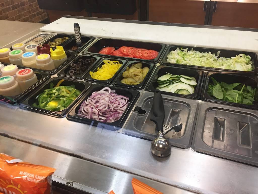 Subway Restaurants | restaurant | 4817 Lee Hwy, Arlington, VA 22207, USA | 7035252258 OR +1 703-525-2258